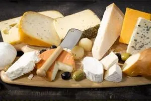 دراسة الجبن والقشدة كاملة الدسم قد يحميان من الخرف