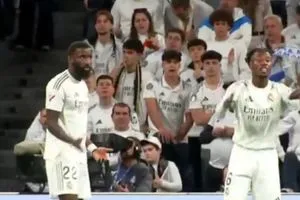 صور حقيقة خلاف كامافينغا وفينيسيوس في مباراة اشبيلية