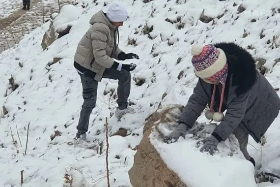 السليمانية ترتدي الأبيض الثلوج تحوّل سفوح أزمر إلى مقصد سياحي شفق نيوز