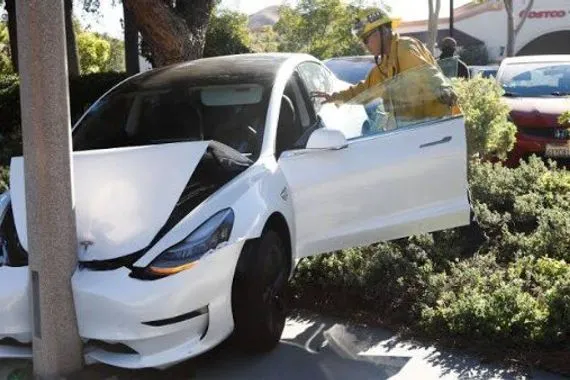 السلطات الأميركية تحقق في صعوبة فتح أبواب سيارات تيسلا بعد تعرضها لحوادث وكالة الانباء العراقية واع