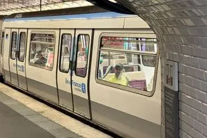 رجل يطعن 3 نساء في مترو الانفاق بباريس البحث عن الجاني مستمر