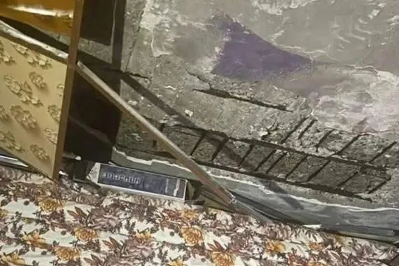 كركوك إنقاذ أُسرة بعد انهيار جزء من سقف منزلها بسبب شدة الأمطار شفق نيوز