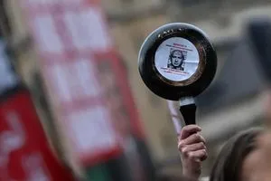 الاناضول ملصقات مطلوب على صورة نتنياهو تنتشر في شوارع لندن