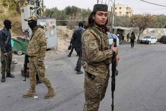 وصول 36 سيارة تقل مقاتلين أجانب إلى مقر لواء 107 في جبلة