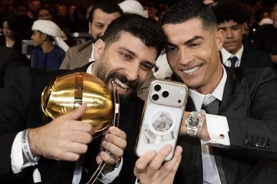 المؤثر اللبناني بلال حداد يتوج بجائزة غلوب سوكر 2025 ويحتفل على طريقة رونالدو