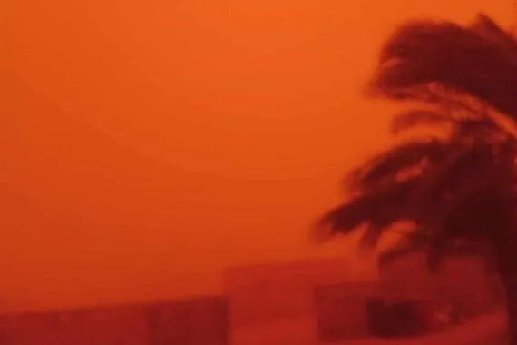 عاصفة ترابية تجتاح الأنبار وتتسبب بتدني مدى الرؤية إلى مستويات حرجة وسط تحذيرات للسائقين على الطرق الخارجية