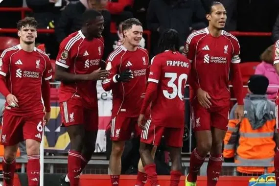 شبح الإيقاف يهدد مدافع ليفربول ويضع الريدز في مأزق