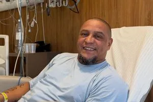 روبيرتو كارلوس يطمئن الجماهير بعد خضوعه لعملية جراحية