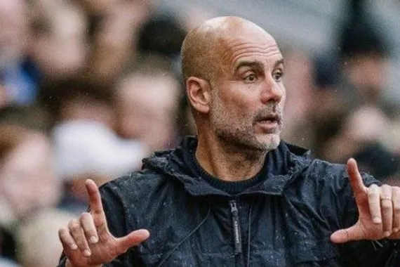 غوارديولا يجري تغييرات دفاعية في مباراة سندرلاند