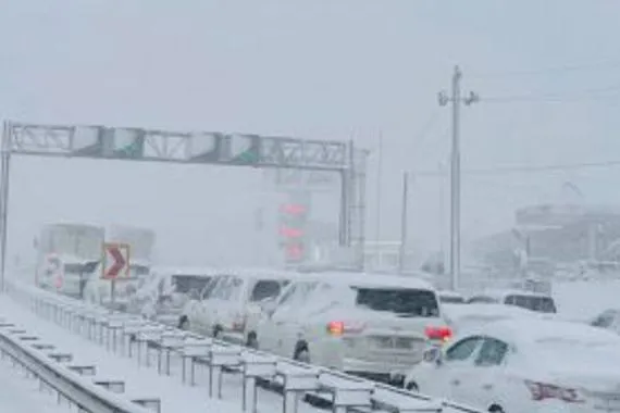 ثلوج كثيفة تجتاح مدن الإقليم وتتسبّب بإغلاق الطرق