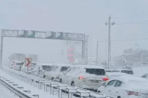 ثلوج كثيفة تجتاح مدن الإقليم وتتسبّب بإغلاق الطرق