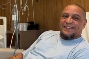 روبرتو كارلوس يغادر المستشفى بعد نجاح عمليته الجراحية في القلب