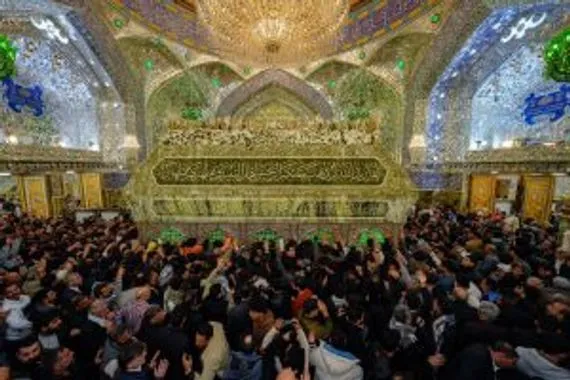 حشود الزائرين تحيي ولادة الإمام علي في النجف