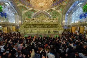 حشود الزائرين تحيي ولادة الإمام علي في النجف