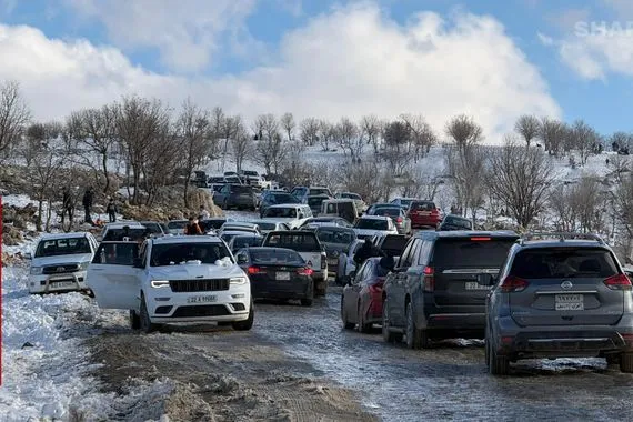 جبل سفين يتوشح بالبياض ويستقطب مئات الزوار في أربيل صور شفق نيوز