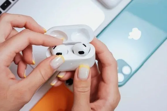 أبل تستعد لإطلاق إيربودز متطورة مزودة بالأشعة تحت الحمراء