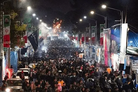 من ايران ودول اخرى نصف مليون شخص شاركوا بمسيرة ذكرى استشهاد سليماني في مقبرة كرمان