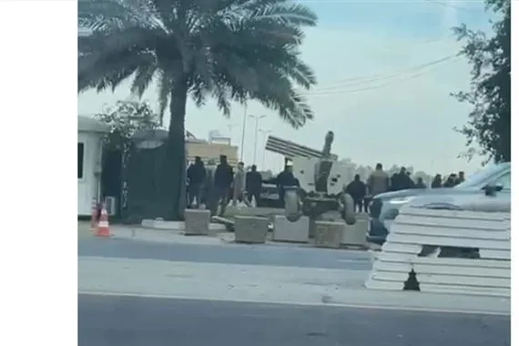 اليات مدرعة ومدافع ثقيلة بمدخل المنطقة الخضراء والسبب