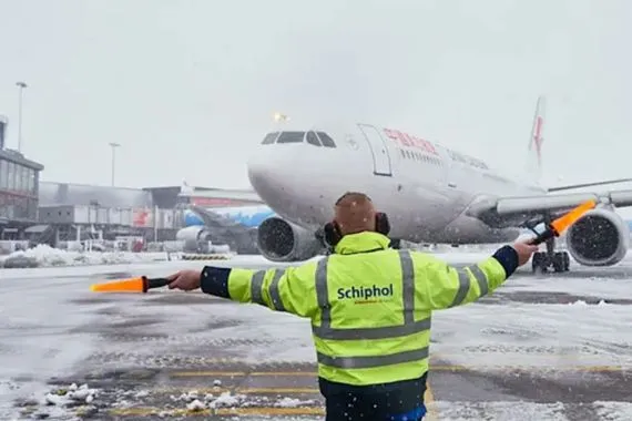 تعطل حركة السفر براً وجواً في ثلاث دول أوروبية شفق نيوز