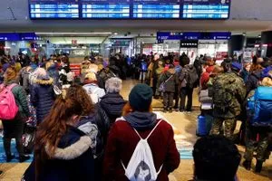 مطارات اليونان تستأنف الرحلات بعد توقف شبه تام