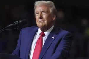 ترامب يحتفل بالمستويات القياسية للأسواق الأمريكية ويدعو للصلاة من أجل سياسته الجمركية