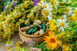 تحذيرات من تداخل شاي الأعشاب مع الأدوية المزمنة