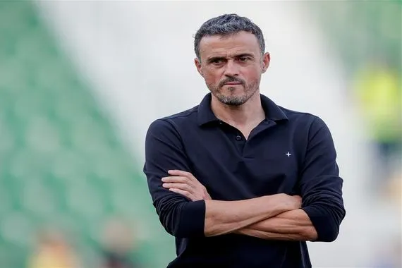 إنريكي يصدم الجميع ويقرر عدم التجديد مع باريس