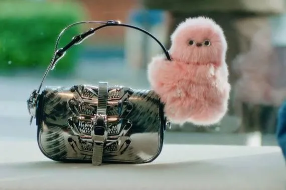 هل انتهى عصر لابوبو ميرومي الياباني يتربع على عرش حقائب 2026 بنظرة خجولة