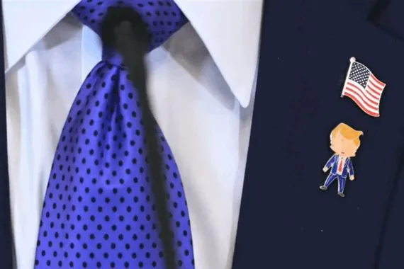 ما قصة دبوس ترامب السعيد