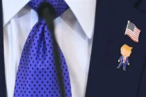 ما قصة دبوس ترامب السعيد