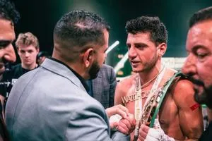 العراقي جوناثان يتوج بالحزام الذهبي للملاكمة في أميركا شفق نيوز