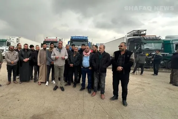 سائقو الشاحنات ينظمون وقفة احتجاجية في الموصل ويطالبون بتخفيف الإجراءات والرسوم شفق نيوز