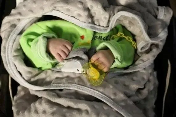 كشف ملابسات طفل متروك قرب عربة لبيع الخضار في الموصل