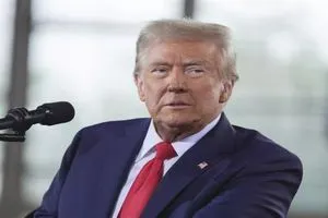 ترامب يحذر الحكم ضد الرسوم الجمركية قد يكلف تريليونات