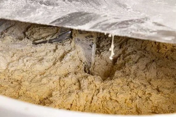 علقت داخل عجان وفاة سيدة أثناء عملها بمعمل حلويات