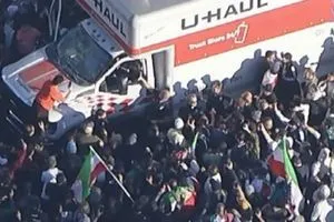 شاحنة تدهس متظاهرين ضد النظام الإيراني في لوس أنجلوس فيديو شفق نيوز