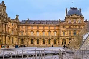 متحف اللوفر يغلق أبوابه اليوم بسبب إضراب