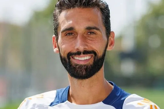 عاجل ريال مدريد يعلن في بيان رسمي تعيين ألفارو أربيلوا مدربا للفريق