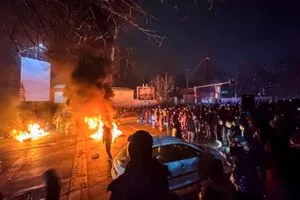 لندن وبرلين وباريس والأوربي استدعاء سفراء إيران تنديداً بالقمع