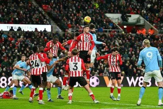 سيتي يضع قدما في النهائي