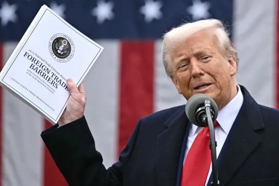 ترامب فرض تعريفة جمركية 100 على جميع السيارات القادمة من الصين