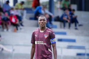 موهبة إكوادورية تحت الاختبار في برشلونة