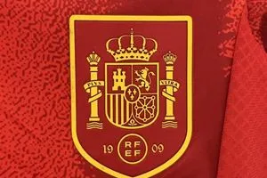 من يحسم صراع الجبهة اليمنى في منتخب إسبانيا لمونديال 2026