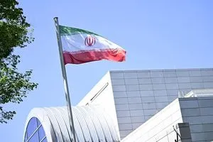 إيران تطالب دول المنطقة كبح الجنون الأمريكي العسكري