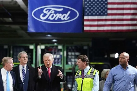 رفع ترامب اصبعه الأوسط له قصة عامل فورد وحملة التبرعات الكبيرة