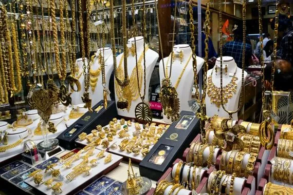 الذهب يرتفع 1 والفضة تتجاوز 90 دولاراً للأونصة