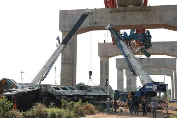 تايلاند مقتل واصابة 95 شخصاً بعد سقوط رافعة على قطار