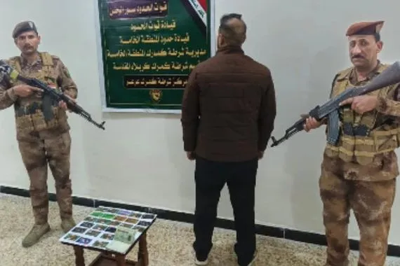 عرعر القبض على شخص حاول تهريب بطاقات مصرفية للخارج