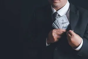 سياسي كردي يكشف حصيلة الرواتب المسروقة من موظفي الاقليم منذ 2015