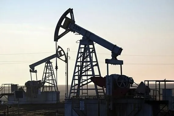 النفط ينخفض من أعلى مستوياته خلال أشهر